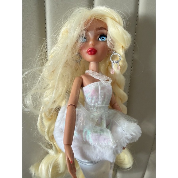 Mermaze Mermaidz Winter Waves Gwen Fashion Doll Color Change/Glitter Tail MGA - Picture 2 of 7